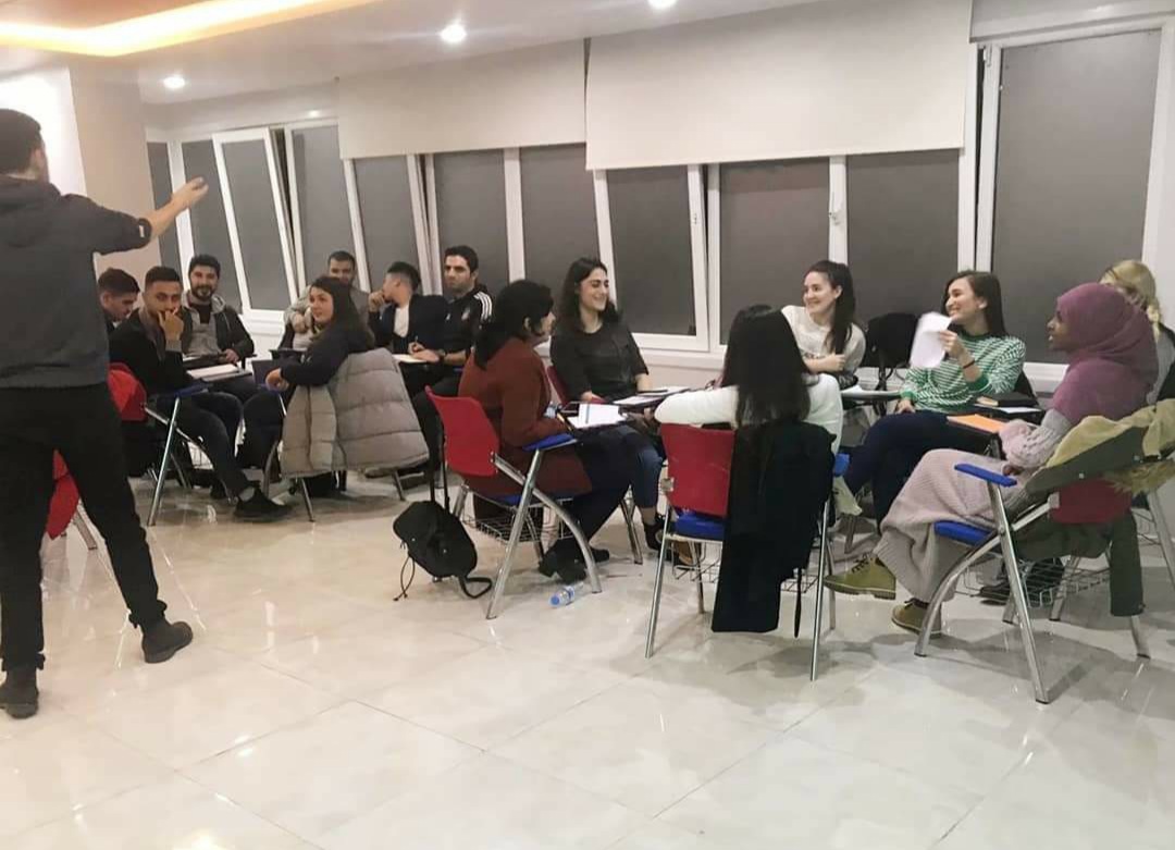 تعلّم اللغة الإنجليزية بسهولة: دليل شامل وفعّال للمبتدئين (2025)