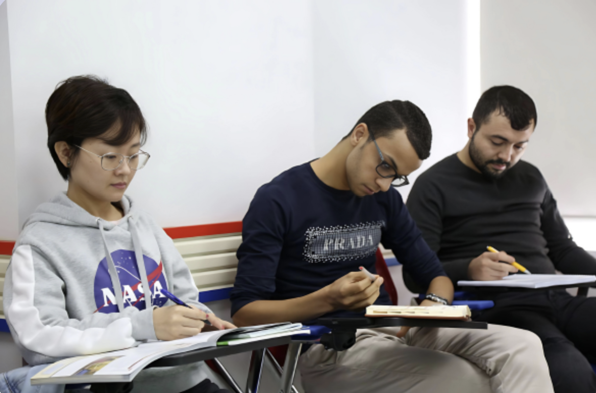 تعلم الإنجليزية للمقابلات والوظائف: دليل احترافي شامل لإتقان مهارات اللغة المهنية